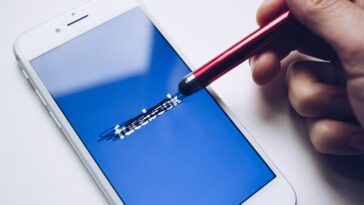 Zuckerberg menace de fermer Facebook et Instagram