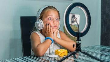 Le défi des enfants YouTubeurs entre célébrité, éducation et bien-être