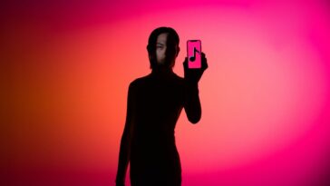 TikTok ajoute une étiquette « générée par l'IA » au contenu tiers filigrané